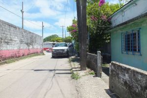 Unas patrullas de la Policía Ministerial vigilan el domicilio donde fueron enterrados los cuerpos de Karime con su tía, que planeó el secuestro.