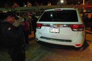 La Policía y el Ejército resguardan el vehículo.