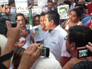 El alcalde Joaquín Caballero salió a dialogar con los manifestantes; le lanzaron gritos de protesta por la inseguridad.