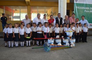 En total son 13 escuelas en el municipio de Nanchital, Veracruz; donde se veran beneficiados más de 2 mil alumnos.