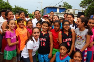 El alcalde Joaquín Caballero fue bien recibido en la Colonia Hernández Ochoa donde arrancó pavimentaciones en ese sector.