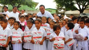 Los niños recibieron sus útiles escolares.