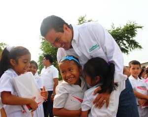 El presidente Joaquín Caballero da su apoyo a la niñez de Coatzacoalcos.