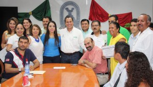 Estuvieron presentes los regidores Martha Beatriz Hernández Montalvo, Felipe Hernández Pulido, Genara Yep Cruz, Gersaín Hidalgo Cruz; el secretario de Turismo municipal, Jaime Ruiz López; la titular de la Unidad de Género del DIF Coatzacoalcos, Liliana Alonso Martínez.