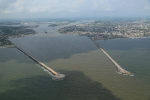 El Puerto de Coatzacoalcos. Bocana a través del río. 