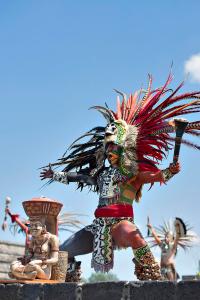 El fuego que arderá en el puerto jarocho del 14 al 30 de noviembre próximos fue encendido después de la tradicional danza prehispánica.