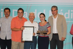 Entregó reconocimientos.