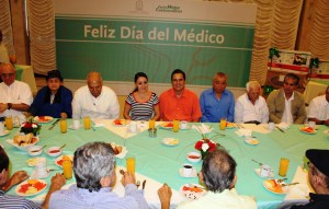 Festejan al médico en Coatzacoalcos.
