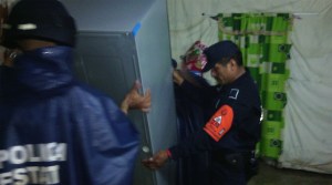 Reubican enseres domésticos por casas inundadas.