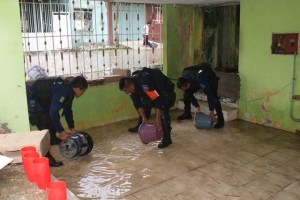 Sacan agua de viviendas inundadas.