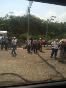 Bloqueo en carretera hacia la desviación a Raudales- Ocozocoautla.