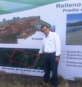Joaquín Caballero Rosiñol, alcalde de Coatzacoalcos, presenta proyecto de relleno sanitario para la ciudad.