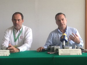 Jon Rementería Sempé, delegado zona sur del IMSS en Veracruz; con Jorge Tubilla, subdelegado en Coatzacoalcos del Instituto. 