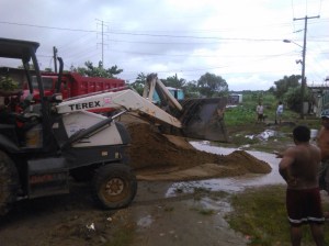 Obras Públicas trabaja en rehabilitación de vialidades en colonias asentadas en zonas bajas.