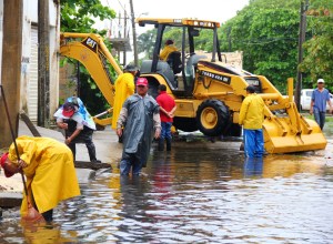 Daños por anegación de lluvias en la General Anaya.