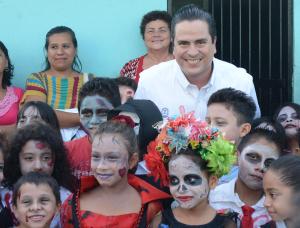 Con los pequeños, en las vísperas del Día de Muertos.