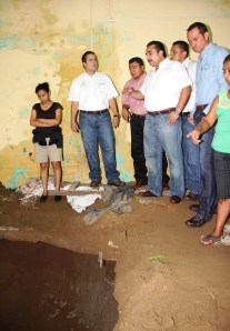 El alcalde supervisa la rehabilitación de la vivienda afectada por la fuga de CMAS.