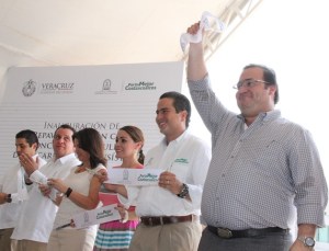 Inaugura re-pavimentación con concreto hidráulico.