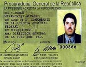 Imagen de la credencial con el nombre de un comandante de la Procuraduría General de la República (PGR) y la fotografía del narcotraficante Vicente Carrillo Fuentes, encontrada por la Oficina Federal de Investigaciones estadounidense (FBI) en El Paso (Texas, EEUU), el 26 de abril de 2003. EFE/Oficina Federal de Investigaciones/Archivo/Solo uso editorial