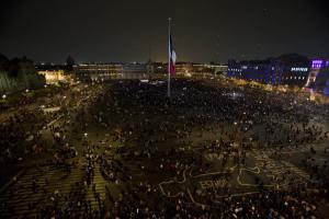 Archivo: Personas participan en una manifestación en demanda de la aparición con vida de los 43 estudiantes de la Escuela Normal Rural Raúl Isidro Burgos de Ayotzinapa, en la Ciudad de México, capital de México, el 20 de noviembre de 2014. En el marco de la conmemoración de los 104 años del inicio de la Revolución Mexicana. (XINHUA)