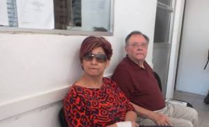 En los momentos de su detención, en la Procuraduría General de Justicia, Enrique Aguilar Urcelay, con su esposa. 