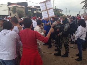 Se confrontan funcionarios del Ayuntamiento de Coatzacoalcos con el MMPV; la Fuerza Civil no hizo nada pese a señalamientos que había funcionarios públicos con armas.