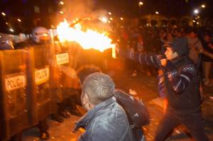 Jóvenes se enfrentan con policías antidisturbios, durante una manifestación en demanda de la aparición con vida de los 43 estudiantes de la Escuela Normal Rural Raúl Isidro Burgos de Ayotzinapa, en la Ciudad de México, capital de México, el 20 de noviembre de 2014. En el marco de la conmemoración de los 104 años del inicio de la Revolución Mexicana. (XINHUA)