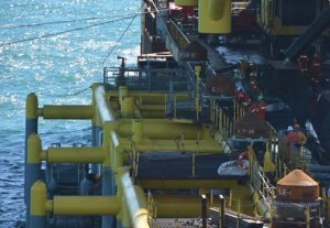 La maniobra de instalación de la superestructura octápoda duró 7 horas, bajo las más estrictas normas de seguridad .