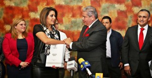 Los diputados reciben el documento.