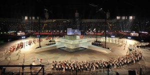 Escenario con deportistas desfilando.