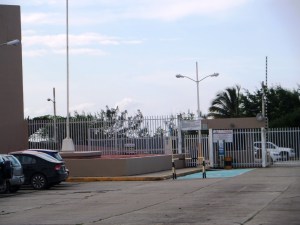 Los trabajadores del Hospital de Pemex en Nanchital fueron víctimas de robo. Los maleantes huyeron.