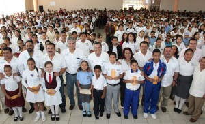 Estuvieron presentes los regidores Felipe Hernández Pulido, José Antonio Chagra Nacif, José Uribe Pozos, Luis Rendón Martín, Noriel Prot Álvarez, Gersaín Hidalgo Cruz; el director de Educación Municipal, Luis Martín Vega Sánchez; y autoridades municipales.