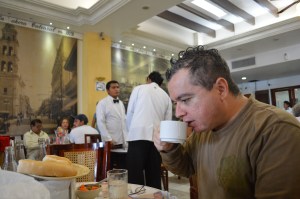 En el tradicional café Los Portales de Veracruz, frente a Catedral.