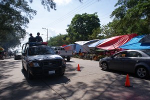 Afuera de los cementerios se extendió el operativo; había alto tráfico vehicular.