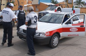 Hacen revisión de taxis.