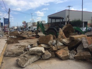 Los escombros resultan un peligro tanto para transeúntes como automovilistas.