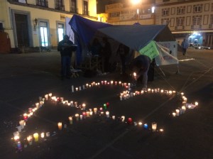 En Xalapa, en Plaza Lerdo continúa la manifestación de estudiantes ante la desaparición de 43 normalistas en Guerrero.