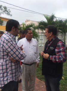El delegado estatal de la Profeco, Gilberto Ojeda, con el presidente de la Canaco Coatzacoalcos, Esteban Enríquez y el subdelegado Víctor Nazariego. 