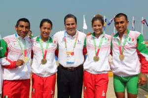 El alcalde Joaquín Caballero le entregó los reconocimientos.