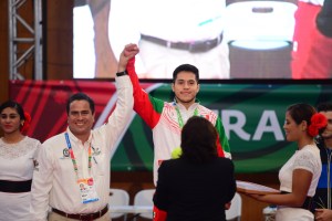 El alcalde premió a los ganadores del medallero.