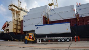 Hoy se empezó a movilizar la carga de contenedores refrigerados.