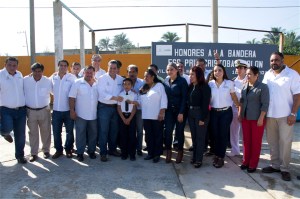 Entrega apoyos educativos.