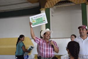 Promueve concesiones de taxis en Nanchital.