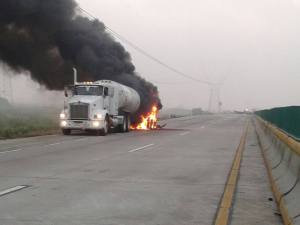 La unidad transportaba gasolina; explotó su tanque almacenador.