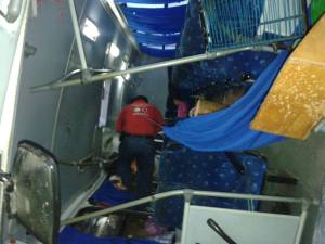 Buscando los pasajeros heridos, quedaron prensados. El autobús quedó destrozado pero no hubo muertos.