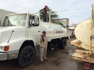 Las pipas son llenadas desde el pozo central en la avenida Revolución de CMAS Coatzacoalcos.