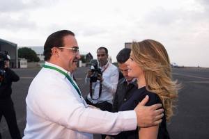 El Gobernador de Veracruz saluda a la primera dama.