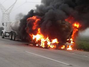 Los frenos se pegaron y eso al parecer generó el incendio del tanque cargado de combustóleo, que explotó.