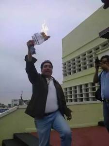 Leonardo Hernández Escamilla, uno de los líderes del movimiento de protesta, quema su recibo de agua.