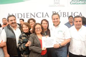 El alcalde de Coatzacoalcos, Joaquín Caballero, atendiendo a la ciudadanía.